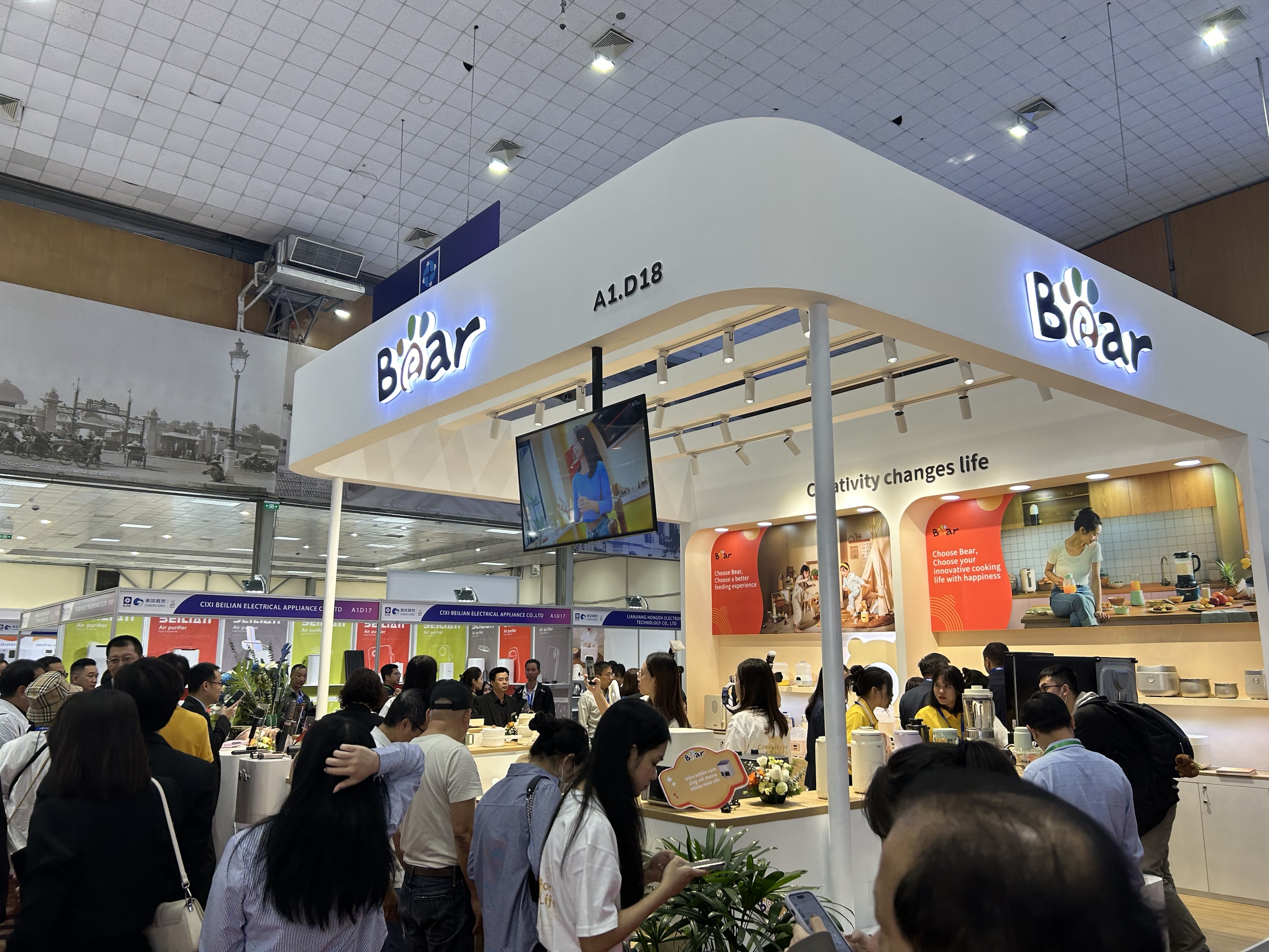 Exposi&ccedil;&atilde;o de Urso Vietn&atilde; 