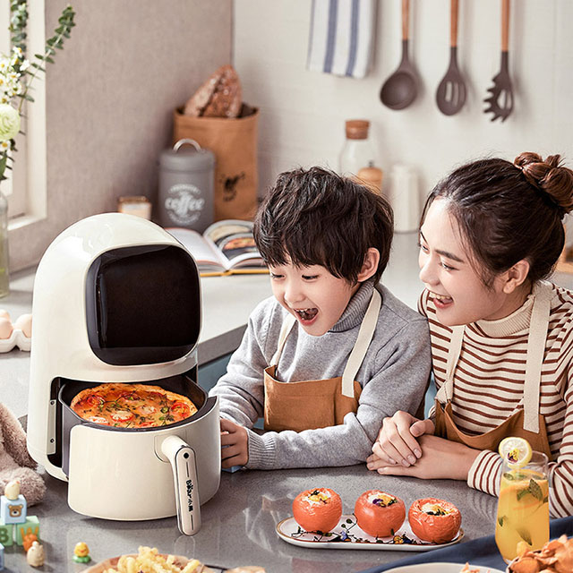 Astronauta Smart Air Fryer com janela visível