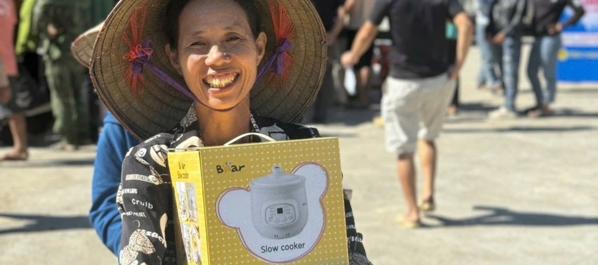 BEAR, uma marca chinesa de eletrodomésticos doa suprimentos para apoiar a recuperação de desastres causados ​​pelo tufão no Vietnã